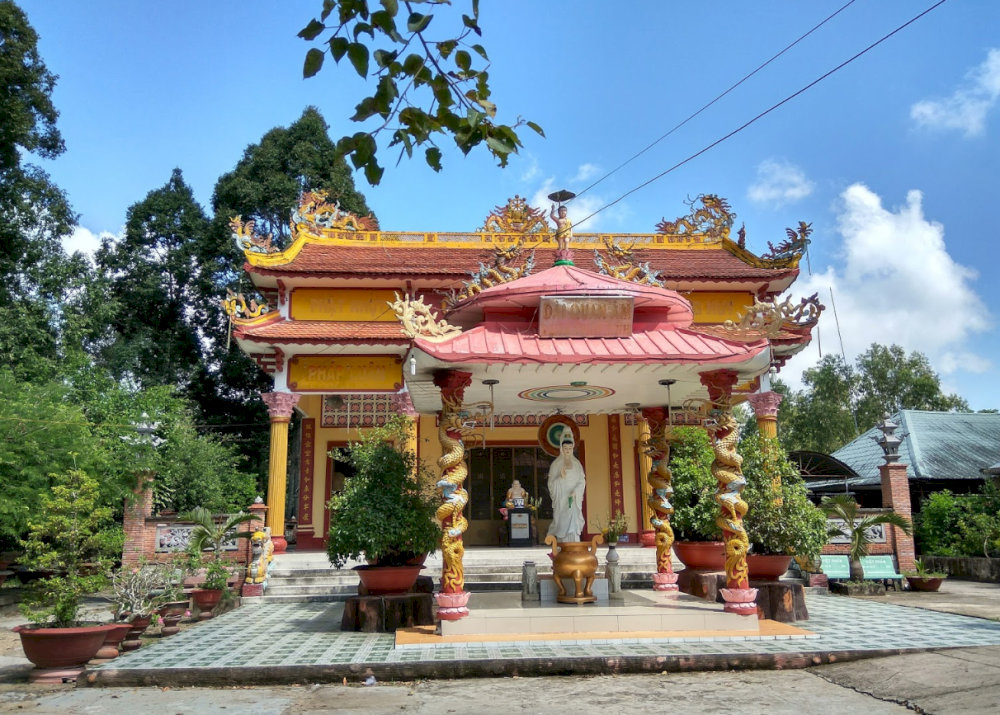 Người địa phương và du khách đến đây để cầu nguyện